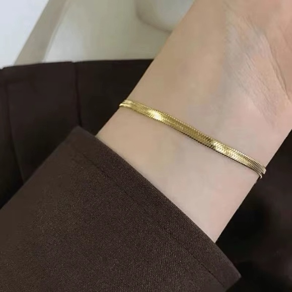 18K Gold Plated 4mm Herringbone bracelet - Picture 4 of 6
